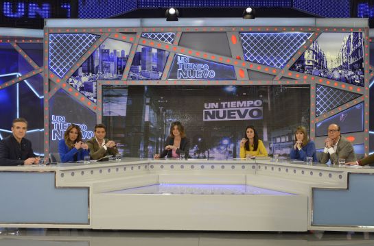Primera etapa de 'Un tiempo nuevo', en Telecinco y con Sandra Barneda de conductora. Mesa de tertulianos Primera etapa de 'Un tiempo nuevo', en Telecinco y con Sandra Barneda de conductora. Mesa de tertulianos