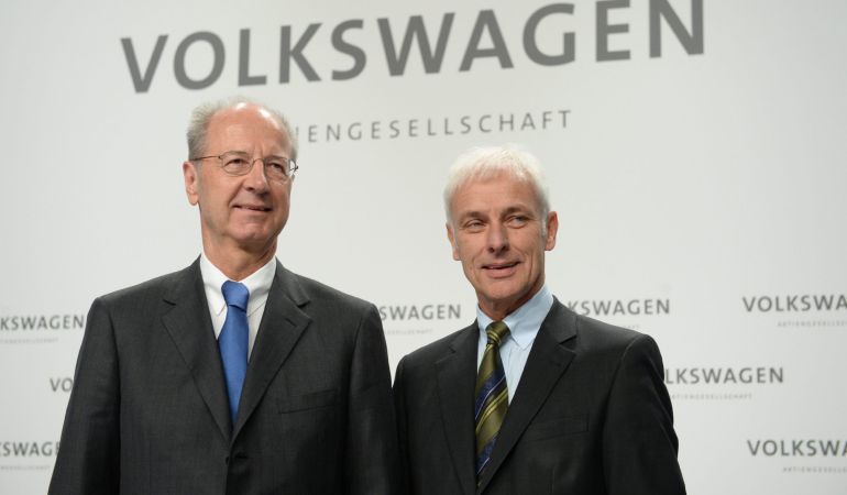 El presidente de la junta directiva de Volkswagen, Matthias Müller, y el presidente del consejo de supervisión de Volkswagen, Hans Dieter Pötsch, durante una rueda de prensa en la sede de la compañía en Wolfsburgo (Alemania). El presidente de la junta directiva de Volkswagen, Matthias Müller, y el presidente del consejo de supervisión de Volkswagen, Hans Dieter Pötsch, durante una rueda de prensa en la sede de la compañía en Wolfsburgo (Alemania).
