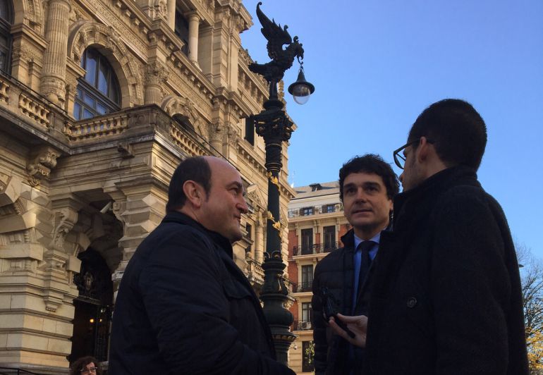 El presidente del PNV, Andoni Ortúzar, y el diputado general de Vizcaya, Unai Rementeria, conversan en las calles del centro de Bilbao El presidente del PNV, Andoni Ortúzar, y el diputado general de Vizcaya, Unai Rementeria, conversan en las calles del centro de Bilbao