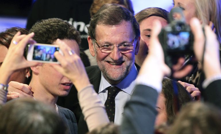 El presidente del Gobierno haciéndose fotos con los asistentes a un acto de campaña. El presidente del Gobierno haciéndose fotos con los asistentes a un acto de campaña.