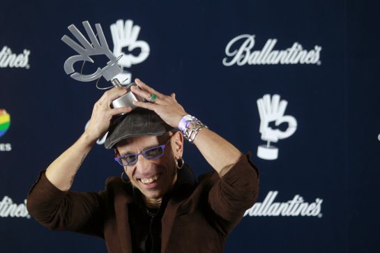 GRA487. MADRID, 11/12/2015.- Fito Cabrales, de Fito y Fitipaldis, posa con el Premio a mejor grupo nacional que han recibido en la gala de entrega de los Premios 40 Principales, celebrada hoy en el Palacio de los Deportes de Madrid. EFE/Víctor Lerena GRA487. MADRID, 11/12/2015.- Fito Cabrales, de Fito y Fitipaldis, posa con el Premio a mejor grupo nacional que han recibido en la gala de entrega de los Premios 40 Principales, celebrada hoy en el Palacio de los Deportes de Madrid. EFE/Víctor Lerena