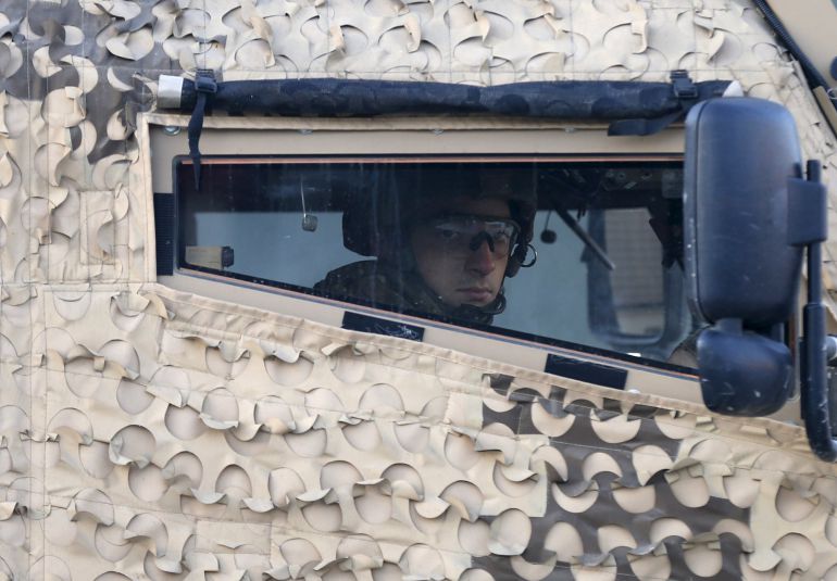 Un soldado en un vehículo blindado vigila la zona tras el ataque a la embajada española en Kabul Un soldado en un vehículo blindado vigila la zona tras el ataque a la embajada española en Kabul