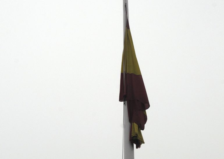 Bandera a media asta por el policía leones Isidro Gabino San Martín, fallecido en el atentado de ayer en Kabul (Afganistán). Bandera a media asta por el policía leones Isidro Gabino San Martín, fallecido en el atentado de ayer en Kabul (Afganistán).