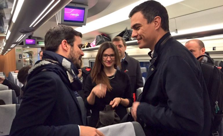 Pedro Sánchez y Alberto Garzón se encuentran en el AVE. Pedro Sánchez y Alberto Garzón se encuentran en el AVE.