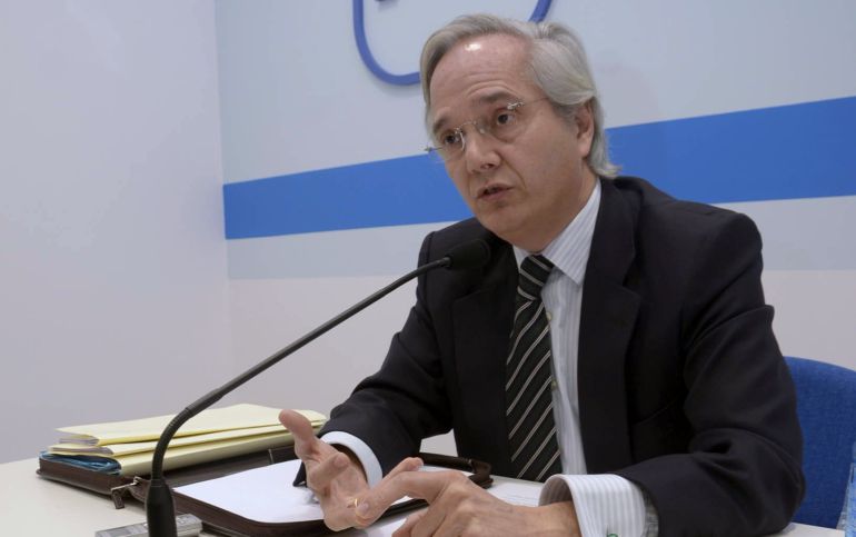 El candidato del PP por Segovia, Pedro Gómez de la Serna, durante una rueda de prensa celebrada en Segovia, donde ha denunciado que recibe extorsiones y chantajes de un antiguo comercial que buscaba proyectos para su despacho El candidato del PP por Segovia, Pedro Gómez de la Serna, durante una rueda de prensa celebrada en Segovia, donde ha denunciado que recibe extorsiones y chantajes de un antiguo comercial que buscaba proyectos para su despacho
