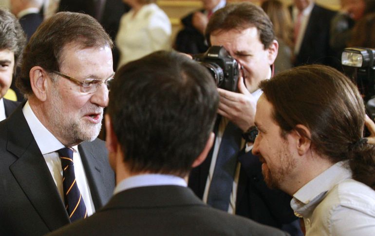 El presidente del Gobierno y candidato a la reelección, Mariano Rajoy (i), conversa con los líderes y candidatos de Podemos, Pablo Iglesias (d), y UPyD, Andrés Herzog, a su llegada a la recepción celebrada en el Congreso de los Diputados con motivo del XXXVII aniversario de la Constitución El presidente del Gobierno y candidato a la reelección, Mariano Rajoy (i), conversa con los líderes y candidatos de Podemos, Pablo Iglesias (d), y UPyD, Andrés Herzog, a su llegada a la recepción celebrada en el Congreso de los Diputados con motivo del XXXVII aniversario de la Constitución