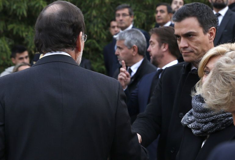 El presidente del Gobierno, Mariano Rajoy, saluda al secretario general del PSOE, Pedro Sánchez (d), durante el funeral de Estado por los policías fallecidos en el atentado talibán El presidente del Gobierno, Mariano Rajoy, saluda al secretario general del PSOE, Pedro Sánchez (d), durante el funeral de Estado por los policías fallecidos en el atentado talibán
