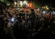 Alberto Garzón improvisa mitin en la calle para las mil personas que se quedaron fuera de su acto en Madrid