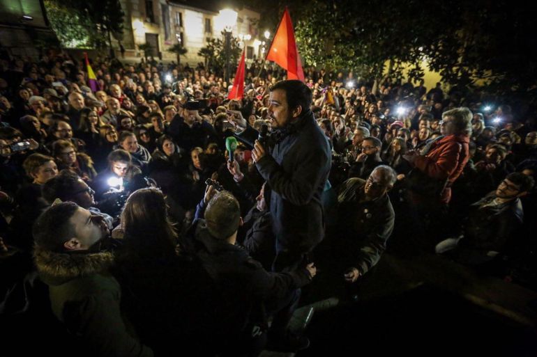 Alberto Garzón improvisa mitin en la calle para las mil personas que se quedaron fuera de su acto en Madrid Alberto Garzón improvisa mitin en la calle para las mil personas que se quedaron fuera de su acto en Madrid