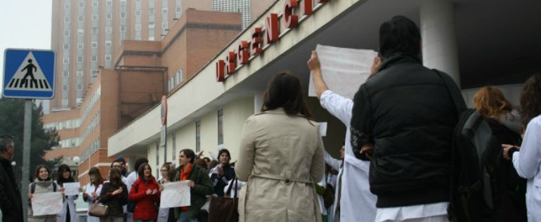 Varios sanitarios protestan a la puerta de su centro de trabajo Varios sanitarios protestan a la puerta de su centro de trabajo