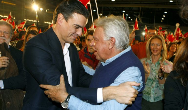 El secretario general del PSOE y candidato a la Presidencia del Gobierno, Pedro Sánchez, saluda al expresidente del Gobierno Felipe González. El secretario general del PSOE y candidato a la Presidencia del Gobierno, Pedro Sánchez, saluda al expresidente del Gobierno Felipe González.