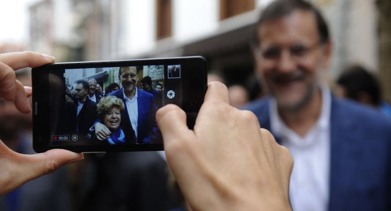 Mariano Rajoy posa para una foto en Cangas de Onis Mariano Rajoy posa para una foto en Cangas de Onis