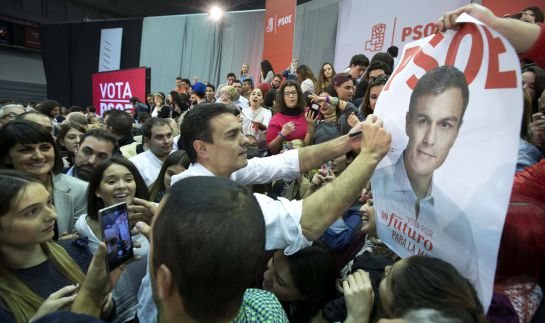 El candidato a la Presidencia del Gobierno por el PSOE, Pedro Sánchez, firma autógrafos al término del mitin que ha ofrecido en el Pabellón Principe de Asturias de Murcia El candidato a la Presidencia del Gobierno por el PSOE, Pedro Sánchez, firma autógrafos al término del mitin que ha ofrecido en el Pabellón Principe de Asturias de Murcia