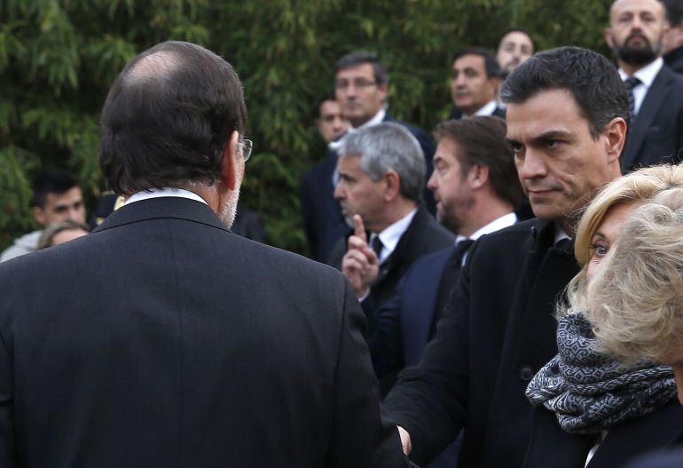 El presidente del Gobierno, Mariano Rajoy (i), saluda al secretario general del PSOE, Pedro Sánchez (d), durante el funeral de Estado por los policías asesinados en Kabul El presidente del Gobierno, Mariano Rajoy (i), saluda al secretario general del PSOE, Pedro Sánchez (d), durante el funeral de Estado por los policías asesinados en Kabul