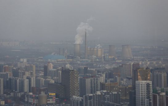 Panorámica de Pekín que se divisa tras la capa de aire contaminado Panorámica de Pekín que se divisa tras la capa de aire contaminado