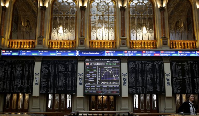 Panel informativo de la Bolsa de Madrid que muestra la evolución del principal indicador de la bolsa española, el IBEX 35. Panel informativo de la Bolsa de Madrid que muestra la evolución del principal indicador de la bolsa española, el IBEX 35.
