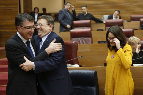 El presidente de la Generalitat, Ximo Puig, saluda al presidente de Les Corts, Enric Morera, ante la vicepresidenta Mónica Oltra. El presidente de la Generalitat, Ximo Puig, saluda al presidente de Les Corts, Enric Morera, ante la vicepresidenta Mónica Oltra.