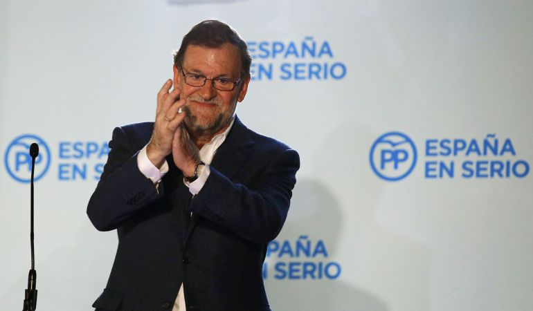 El candidato del PP, Mariano Rajoy, saluda a sus seguidores desde el balcón de la sede de la calle Génova de Madrid. El candidato del PP, Mariano Rajoy, saluda a sus seguidores desde el balcón de la sede de la calle Génova de Madrid.