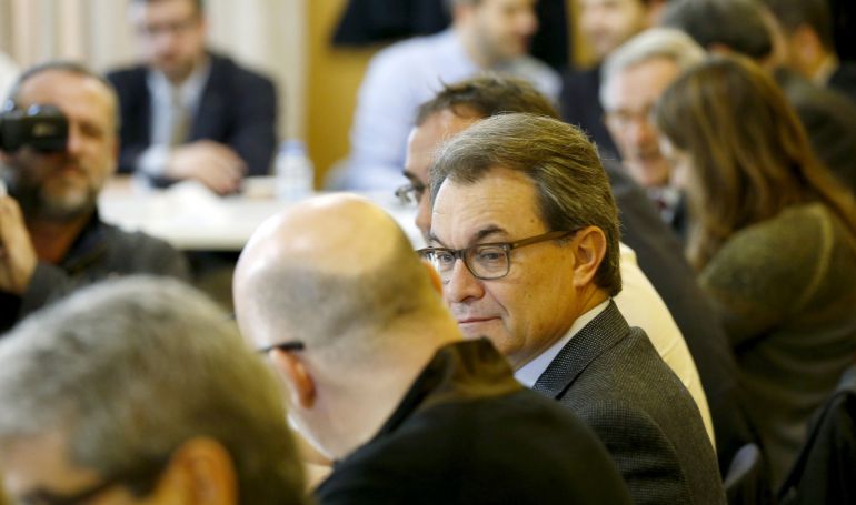 El presidente de CDC y de la Generalitat en funciones, Artur Mas (c), durante la reunión de la ejecutiva nacional de Convergència Democràtica de Catalunya (CDC) que se ha celebrado esta mañana para valorar los resultados obtenidos en la elecciones generales celebradas ayer. El presidente de CDC y de la Generalitat en funciones, Artur Mas (c), durante la reunión de la ejecutiva nacional de Convergència Democràtica de Catalunya (CDC) que se ha celebrado esta mañana para valorar los resultados obtenidos en la elecciones generales celebradas ayer.