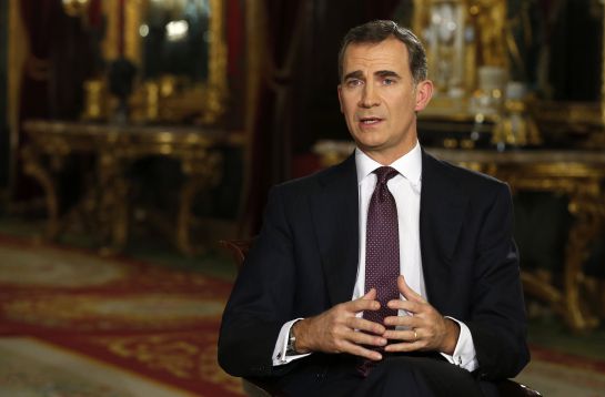 *EMBARGADA HASTA LAS 21:15 HORA ESPAÑOLA (20:15 GMT)* GRA071. MADRID, 24/12/2015.- El rey Felipe VI se dirige a los españoles en su segundo mensaje de Navidad, en el que expresa a todos los ciudadanos sus convicciones, deseos y compromisos para el nuevo año. Este año el monarca ha grabado su discurso en el salón del Trono del Palacio Real, en Madrid. EFE/Angel Díaz ***POOL*** *EMBARGADA HASTA LAS 21:15 HORA ESPAÑOLA (20:15 GMT)* GRA071. MADRID, 24/12/2015.- El rey Felipe VI se dirige a los españoles en su segundo mensaje de Navidad, en el que expresa a todos los ciudadanos sus convicciones, deseos y compromisos para el nuevo año. Este año el monarca ha grabado su discurso en el salón del Trono del Palacio Real, en Madrid. EFE/Angel Díaz ***POOL***
