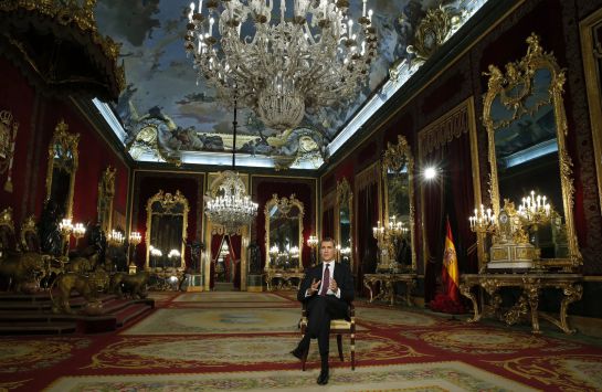 *EMBARGADA HASTA LAS 21:15 HORA ESPAÑOLA (20:15 GMT)* GRA064. MADRID, 24/12/2015.- El rey Felipe VI se dirige a los españoles en su segundo mensaje de Navidad, en el que expresa a todos los ciudadanos sus convicciones, deseos y compromisos para el nuevo año. Este año el monarca ha grabado su discurso en el salón del Trono del Palacio Real, en Madrid. EFE/Angel Díaz ***POOL*** *EMBARGADA HASTA LAS 21:15 HORA ESPAÑOLA (20:15 GMT)* GRA064. MADRID, 24/12/2015.- El rey Felipe VI se dirige a los españoles en su segundo mensaje de Navidad, en el que expresa a todos los ciudadanos sus convicciones, deseos y compromisos para el nuevo año. Este año el monarca ha grabado su discurso en el salón del Trono del Palacio Real, en Madrid. EFE/Angel Díaz ***POOL***