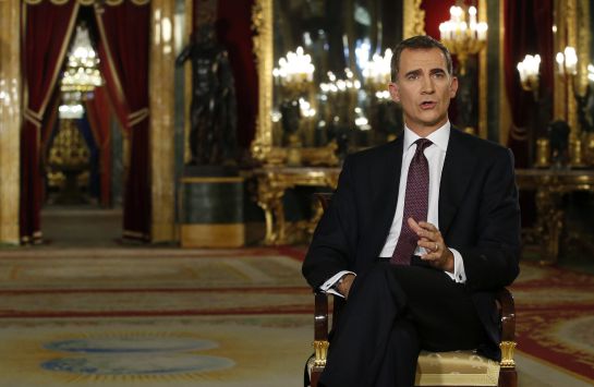 *EMBARGADA HASTA LAS 21:15 HORA ESPAÑOLA (20:15 GMT)* GRA070. MADRID, 24/12/2015.- El rey Felipe VI se dirige a los españoles en su segundo mensaje de Navidad, en el que expresa a todos los ciudadanos sus convicciones, deseos y compromisos para el nuevo año. Este año el monarca ha grabado su discurso en el salón del Trono del Palacio Real, en Madrid. EFE/Angel Díaz ***POOL*** *EMBARGADA HASTA LAS 21:15 HORA ESPAÑOLA (20:15 GMT)* GRA070. MADRID, 24/12/2015.- El rey Felipe VI se dirige a los españoles en su segundo mensaje de Navidad, en el que expresa a todos los ciudadanos sus convicciones, deseos y compromisos para el nuevo año. Este año el monarca ha grabado su discurso en el salón del Trono del Palacio Real, en Madrid. EFE/Angel Díaz ***POOL***