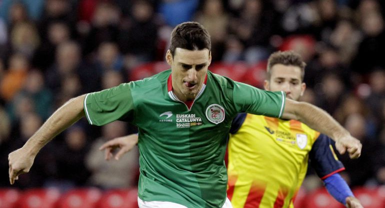 Aritz Aduriz en el enfrentamiento del año pasado entre las selecciones de Euskadi y Cataluña Aritz Aduriz en el enfrentamiento del año pasado entre las selecciones de Euskadi y Cataluña