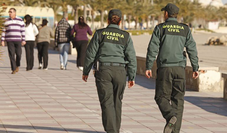 Dos agentes de la Guardia Civil Dos agentes de la Guardia Civil