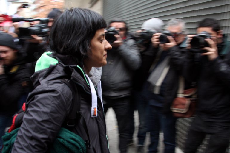 Perfil de la diputada de la CUP, Anna Gabriel, arribant al Centre Cívic Pere Quart. Imatge del 3 de gener del 2016. (Horitzontal) Perfil de la diputada de la CUP, Anna Gabriel, arribant al Centre Cívic Pere Quart. Imatge del 3 de gener del 2016. (Horitzontal)