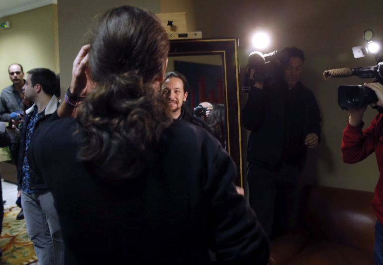 GRA037. MADRID- El líder de Podemos, Pablo Iglesias, se mira en un espejo antes de hacerse la fotografía para su credencial en la Cámara Baja donde ha formalizado esta mañana su acta como diputado. EFE J. J. Guillén GRA037. MADRID- El líder de Podemos, Pablo Iglesias, se mira en un espejo antes de hacerse la fotografía para su credencial en la Cámara Baja donde ha formalizado esta mañana su acta como diputado. EFE J. J. Guillén