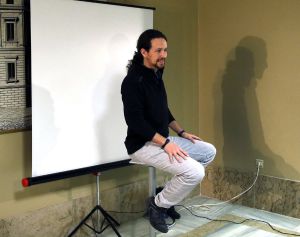 GRA040. MADRID, 05/01/2016.- El líder de Podemos, Pablo Iglesias, se hace la fotografía para su credencial en la Cámara Baja donde ha formalizado esta mañana su acta como diputado. EFE/J. J. Guillén GRA040. MADRID, 05/01/2016.- El líder de Podemos, Pablo Iglesias, se hace la fotografía para su credencial en la Cámara Baja donde ha formalizado esta mañana su acta como diputado. EFE/J. J. Guillén