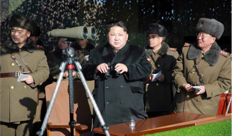 El líder norcoreano Kim Jong-un (c) observando un concurso de artillería militar en Corea del Norte El líder norcoreano Kim Jong-un (c) observando un concurso de artillería militar en Corea del Norte