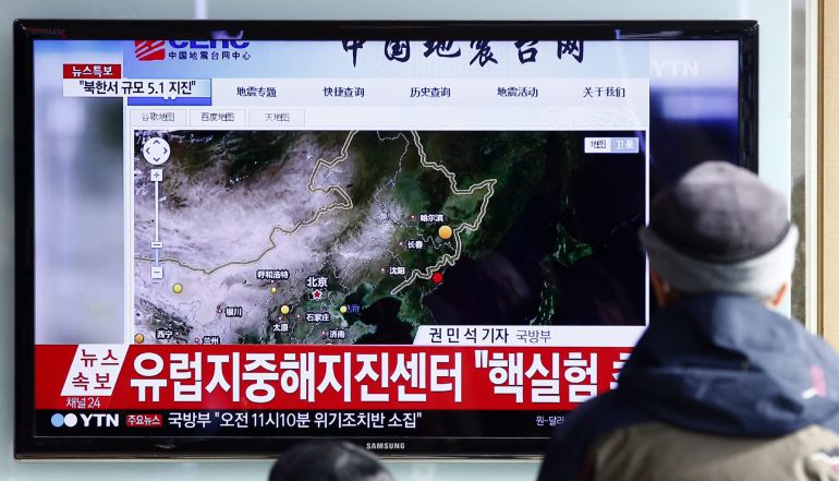 Varias personas ven la transmisión de televisión en Seúl (Corea del Sur) sobre las pruebas de la bomba de hidrógeno por parte de Corea del Norte hoy, martes 05 de enero de 2016. El anuncio se produjo horas después del anuncio de lo que al parecer fue un terremoto con epicentro detectado cerca al lugar de prueba nuclear de Corea del Norte Varias personas ven la transmisión de televisión en Seúl (Corea del Sur) sobre las pruebas de la bomba de hidrógeno por parte de Corea del Norte hoy, martes 05 de enero de 2016. El anuncio se produjo horas después del anuncio de lo que al parecer fue un terremoto con epicentro detectado cerca al lugar de prueba nuclear de Corea del Norte