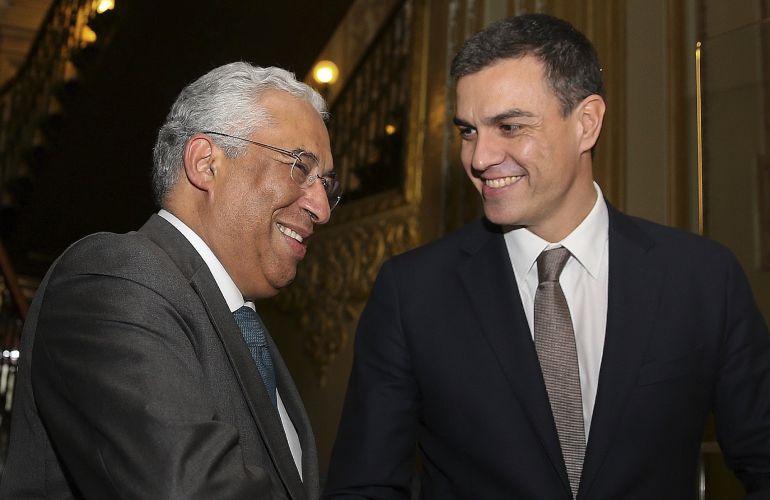 El secretario general del PSOE, Pedro Sánchez, saluda a su homólogo en el PS luso y primer ministro de Portugal, António Costa. El secretario general del PSOE, Pedro Sánchez, saluda a su homólogo en el PS luso y primer ministro de Portugal, António Costa.