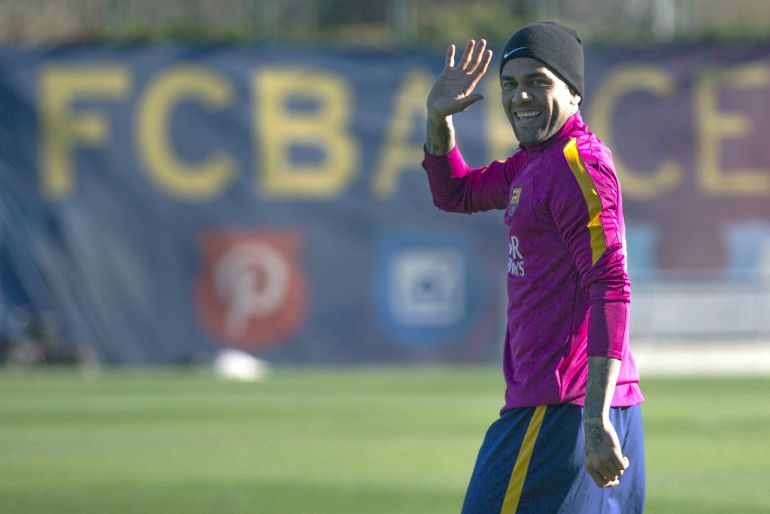 Alves saluda a los medios al inicio de un entrenamiento Alves saluda a los medios al inicio de un entrenamiento