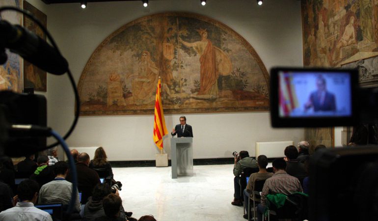 El presidente en funciones de la Generalitat, Artur Mas, durante la rueda de prensa en la que ha anunciado el acuerdo de investidura con la CUP. El presidente en funciones de la Generalitat, Artur Mas, durante la rueda de prensa en la que ha anunciado el acuerdo de investidura con la CUP.