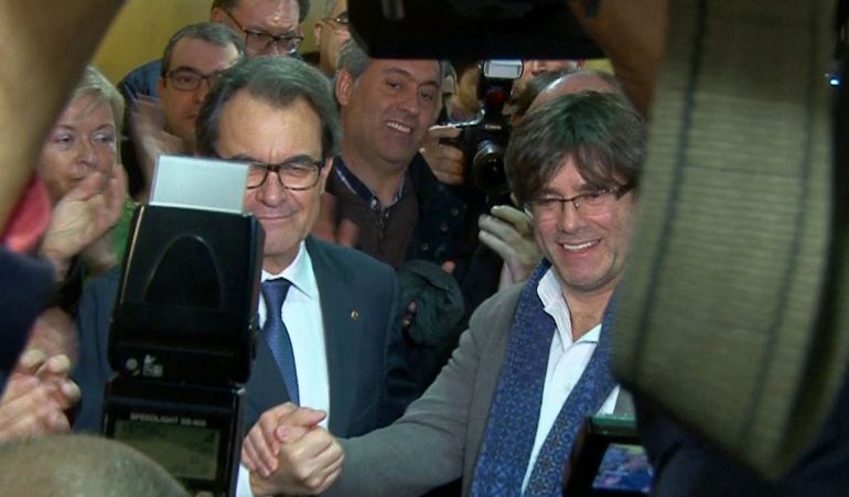 Apretón de manos entre Artur Mas y Carles Puigdemont después de que el presidente en funciones de la Generalitat diera a conocer el acuerdo de investidura entre Junts pel Sí y la CUP. Apretón de manos entre Artur Mas y Carles Puigdemont después de que el presidente en funciones de la Generalitat diera a conocer el acuerdo de investidura entre Junts pel Sí y la CUP.
