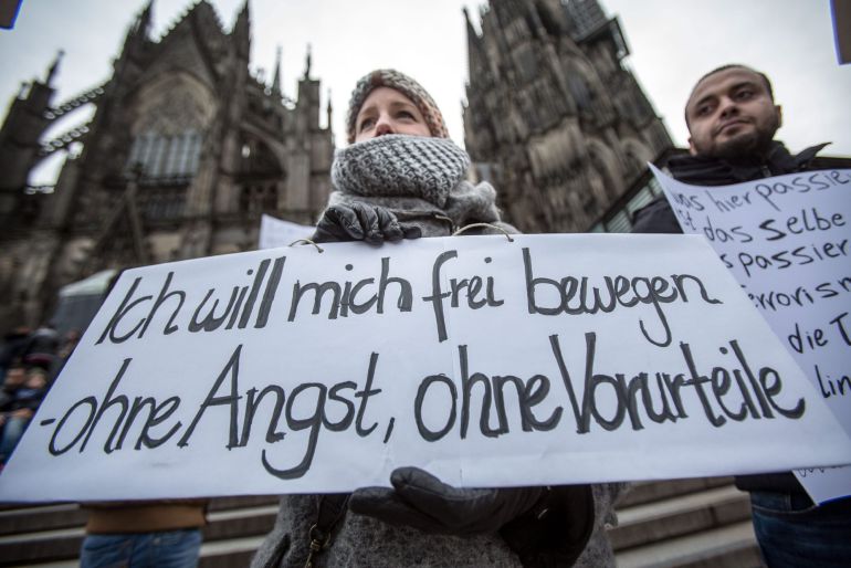 Una mujer protesta contra las agresiones sexuales que tuvieron lugar en Colonia (Alemania) en Nochevieja, con un cartel en el que se puede leer "quiero moverme libremente, sin miedo, sin prejuicios". Una mujer protesta contra las agresiones sexuales que tuvieron lugar en Colonia (Alemania) en Nochevieja, con un cartel en el que se puede leer "quiero moverme libremente, sin miedo, sin prejuicios".