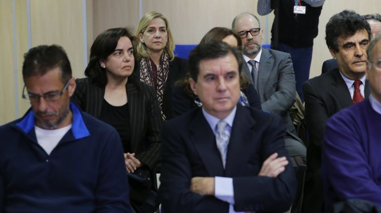 La infanta Cristina, Salvador Trinxet Llorca, Alfonso Grau Alonso (tapado), Ana María Tejeiro Losada, Mercedes Coghen Alberdingk (tapada), Luis Lobón Martín, Marco A. Tejeiro Losada, Jaume Matas y Miguel Ángel Bonet Fiol (d, cortado), en el banquillo de los acusados La infanta Cristina, Salvador Trinxet Llorca, Alfonso Grau Alonso (tapado), Ana María Tejeiro Losada, Mercedes Coghen Alberdingk (tapada), Luis Lobón Martín, Marco A. Tejeiro Losada, Jaume Matas y Miguel Ángel Bonet Fiol (d, cortado), en el banquillo de los acusados
