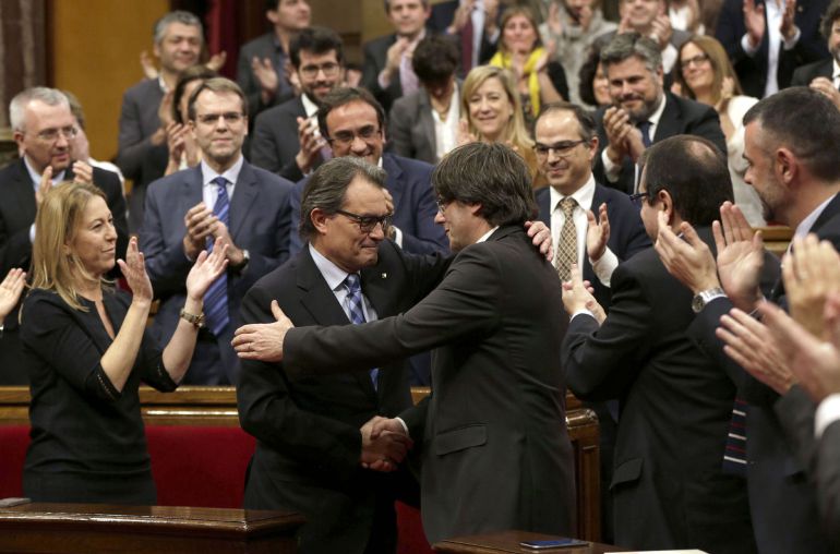 El expresidente de la Generalitat en funciones, Artur Mas (i), felicita a su sucesor, Carles Puigdemont (d), tras ser elegido nuevo presidete catalán El expresidente de la Generalitat en funciones, Artur Mas (i), felicita a su sucesor, Carles Puigdemont (d), tras ser elegido nuevo presidete catalán