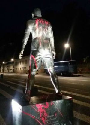 La estatua dañada de Cristiano Ronaldo La estatua dañada de Cristiano Ronaldo