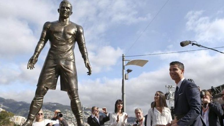Cristiano con la estatua Cristiano con la estatua