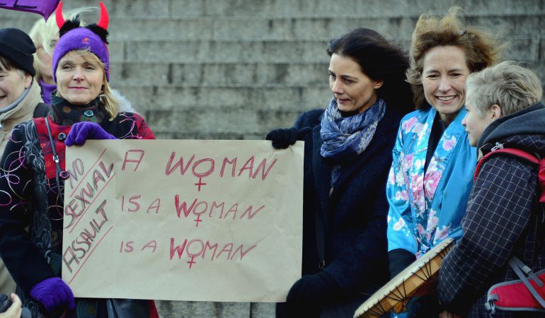 Varias mujeres concentradas frente a la catedral de Colonia (Alemania) muestran su rechazo a los ataques sexuales de Nochevieja. Varias mujeres concentradas frente a la catedral de Colonia (Alemania) muestran su rechazo a los ataques sexuales de Nochevieja.