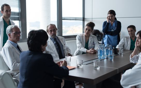 Imagen de los médicos de 'Bajo sospecha' reunidos junto con la gerente Imagen de los médicos de 'Bajo sospecha' reunidos junto con la gerente