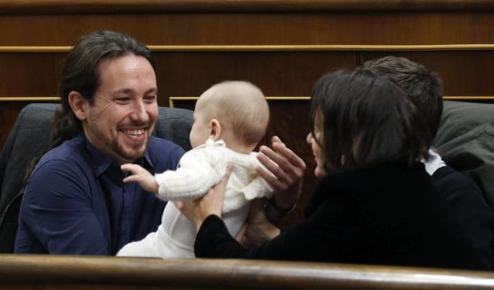 Pablo Iglesias coge al hijo de Carolina Bescansa Pablo Iglesias coge al hijo de Carolina Bescansa