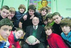 El Hermano Tomás, con algunos de los niños del colegio Maristas de León El Hermano Tomás, con algunos de los niños del colegio Maristas de León