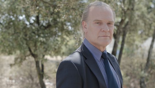 Lluis Homar en una de las imágenes promocionales de 'Bajo sospecha' Lluis Homar en una de las imágenes promocionales de 'Bajo sospecha'