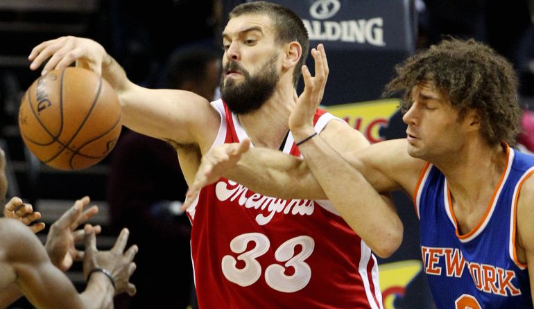 Marc Gasol de Grizzlies ante Robin López de Knicks Marc Gasol de Grizzlies ante Robin López de Knicks