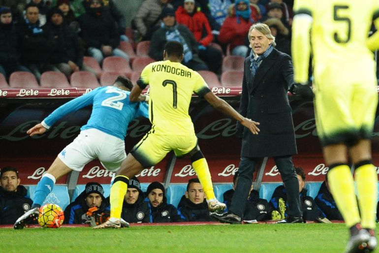 Roberto Mancini dando instrucciones a Kondogbia. Roberto Mancini dando instrucciones a Kondogbia.