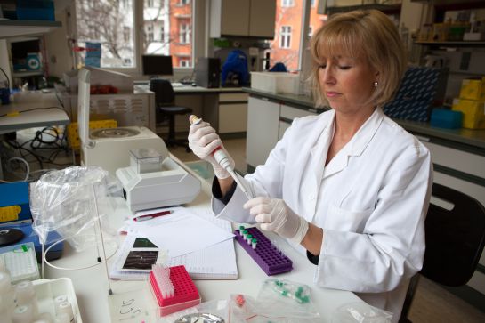 Una investigadora trabaja en un laboratorio. Una investigadora trabaja en un laboratorio.